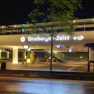 Foto van de taxistandplaats bij station Driebergen-Zeist